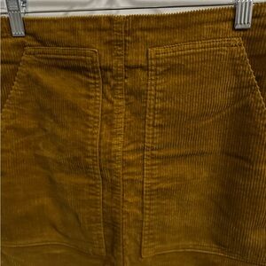 Uniqlo Corduroy Mini Skirt in Mustard Yellow. Deep flattering pockets. Size 0